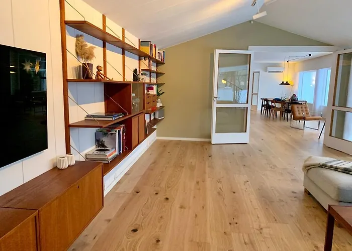 Vila Large Architect Designed In Centre