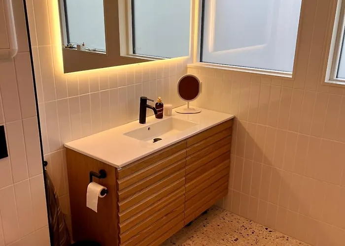 Vila Large Architect Designed In Centre *